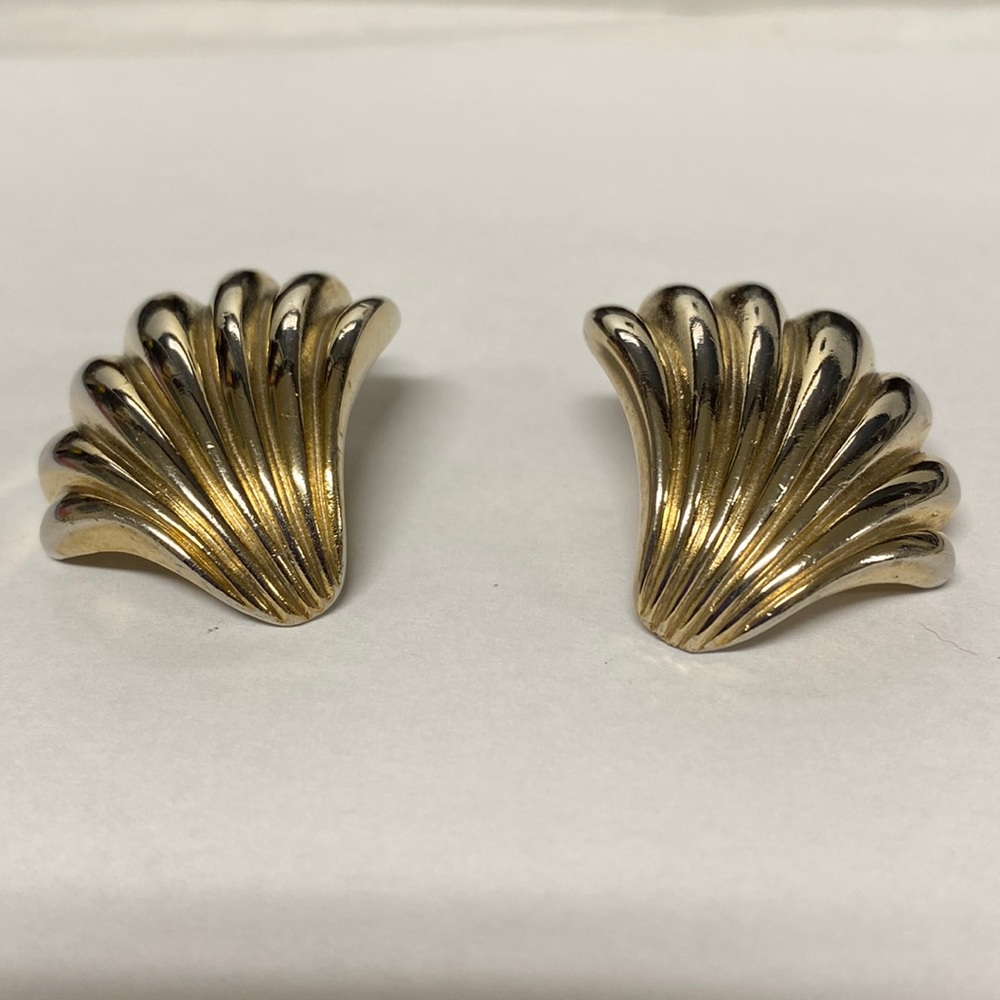 Great 🎁 Vintage Gold Shell Post Earrings🎁